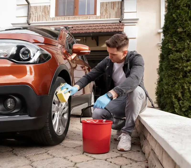 Lavage auto à domicile Ambeyrac : professionnel intervenant sur un véhicule